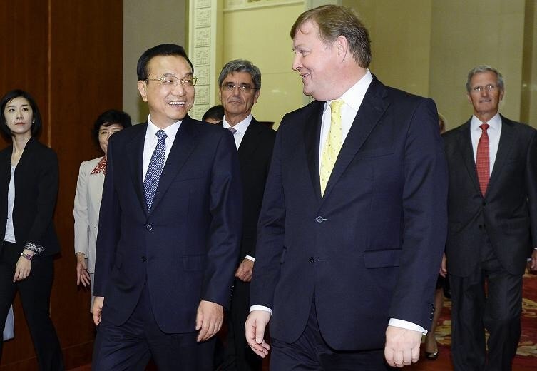 帝斯曼首席执行官谢白曼与李克强总理在人民大会堂会面。（图片来源：新华网）