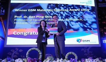 7月8日在泰国清迈举行的颁奖仪式上，帝斯曼首席技术官Marcel Wubbolts博士(右)为龚剑萍教授颁奖。