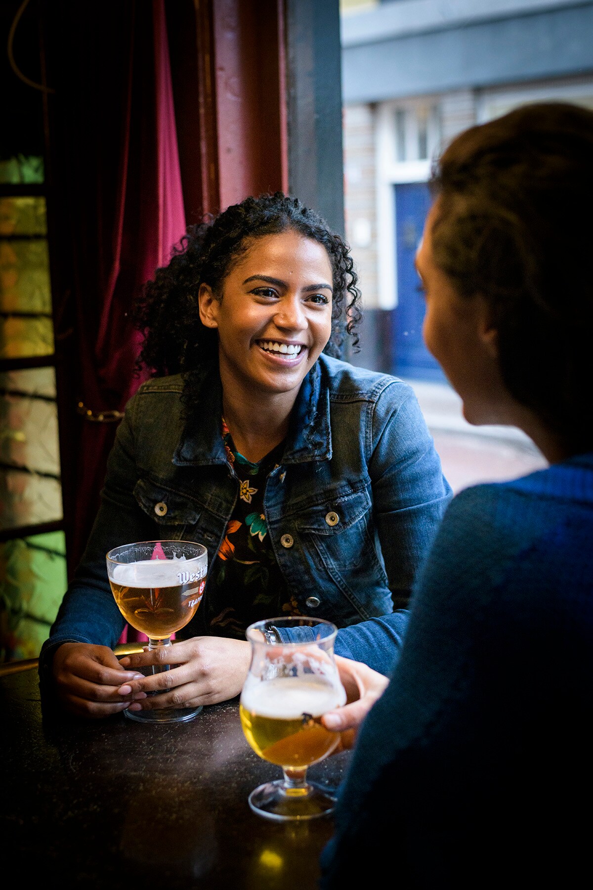 Nederland, Den Haag, 24-01-'18; Een groep vrienden drinkt samen een biertje in een cafe.Foto: Kees van de Veen