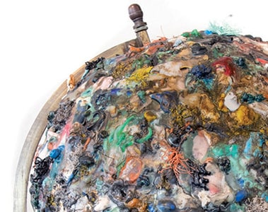Continental Drift, Maarten van den Eynde (2017), vintage globe en gesmolten plastic uit de wereld oceanen, 40 x 40 x 100 cm