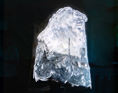 Lost Valley (ENCI3), Chaim van Luit (2018), geëtst glas op c-print, 90 x 120 cm