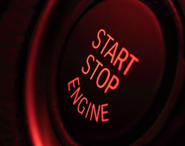 Foto de un botón de encendido con los textos "Start. Stop. Engine".