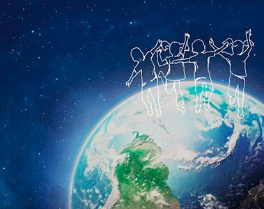 Foto cortada do planeta Terra visto do espaço. Sobre o globo terrestre, há uma ilustração com a silhueta de crianças.