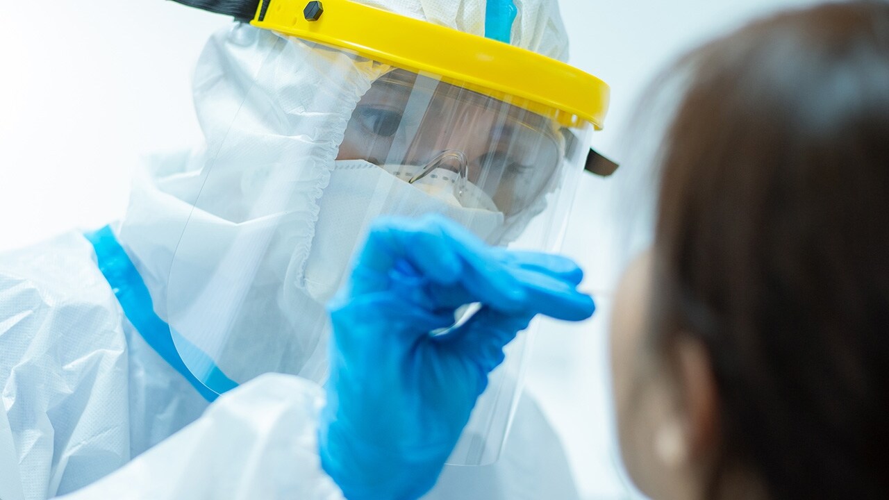 DSM helpt met versnellen Nederlandse coronatesten door productie 2,8 miljoen neusstaafjes