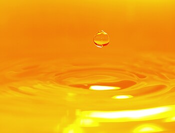 "High Speed aaaaand High Quality Photography of Golden Color Water Drops, Studio Shoot"